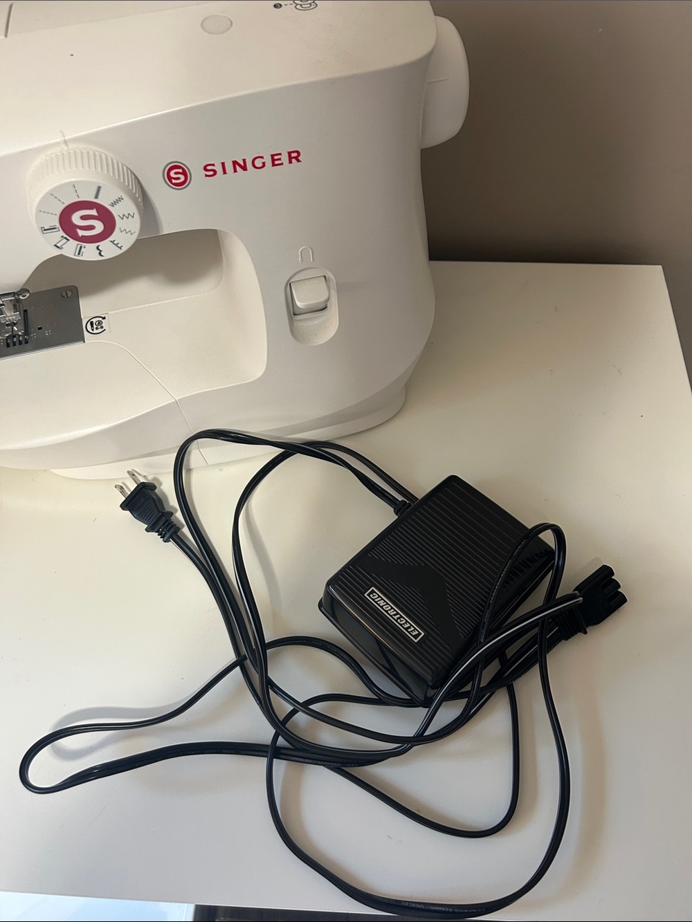 Singer sewing machine - Picture 7 of 9
